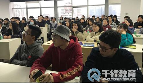 認(rèn)真聆聽千鋒成都校區(qū)講師分享的川信職院學(xué)生.jpg